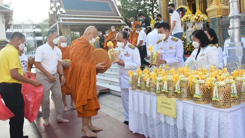 มหาดไทย จัดพิธีทำบุญตักบาตรถวายพระราชกุศล และพิธีวางพวงมาลา เนื่องในวันคล้ายวันสวรรคต ร.9