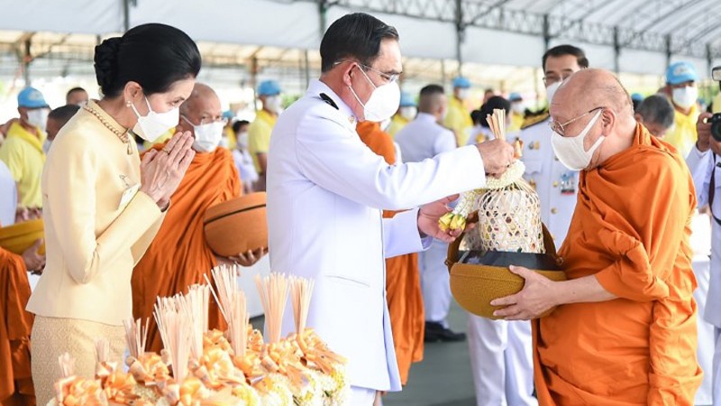 นายกฯ และภริยา เป็นประธานในพิธีสงฆ์เจริญพระพุทธมนต์และทำบุญตักบาตร เนื่องในวันคล้ายวันพระบรมราชสมภพ ร.9