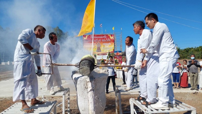 ประชาชนกว่า 1,000 คนร่วมพิธีเททองหล่อหัวใจ "องค์หลวงปู่แสง  จันดะโชโต"  รับขวัญปีใหม่ 