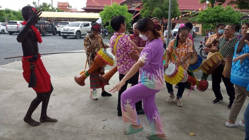 ประเพณีสารทเดือนสิบชิงเปรตแข่งปีนเสาน้ำมันวิถีชาวใต้คึกคัก