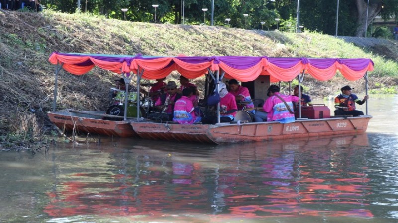 จัดทอดผ้าทางเรือ 8 วัดส่งเสริมการท่องเที่ยวอนุรักษ์วัฒนธรรมประเพณีทางสายน้ำ