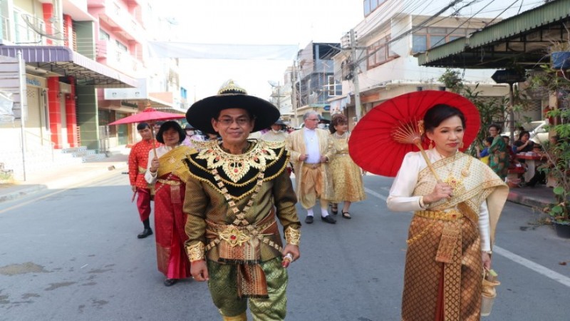 สีสันขบวนแห่งานรำลึกวีรชนแขวงเมืองวิเศษไชยชาญยิ่งใหญ่ตระการตา