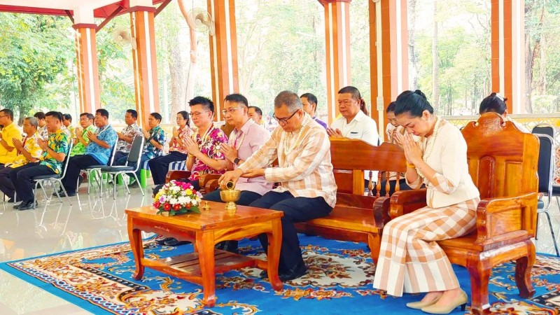 ส.ส.และพ่อเมืองนำประชาชนร่วมทำบุญตักบาตรเนื่องในเทศกาลสงกรานต์ปีใหม่ไทย 2567 เนื่องแน่น