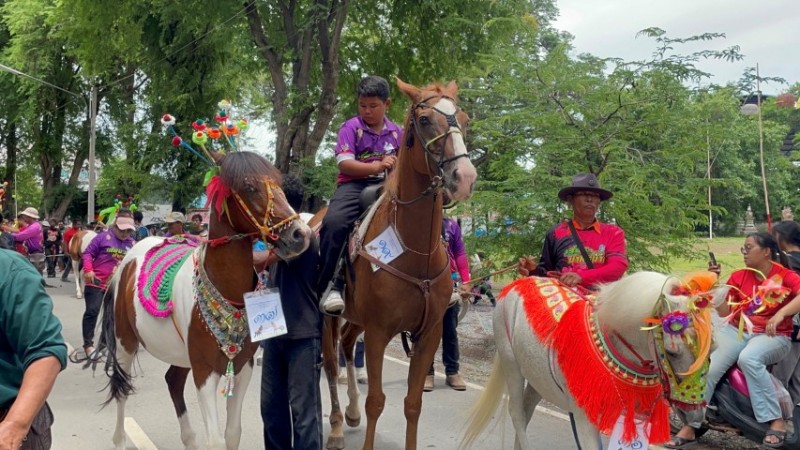 งานบุญประเพณีม้าเต้น วันเข้าพรรษา วัดเกาะที่สืบทอดมายาวนานกว่า 88 ปี