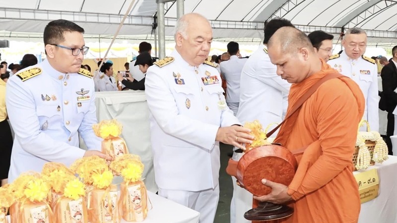 ประธาน ปปง.พร้อม เลขาธิการฯ ร่วมพิธีเจริญพระพุทธมนต์ และทำบุญตักบาตรถวายพระราชกุศล