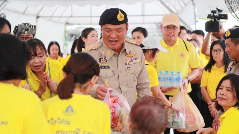 "อนุทิน" ลงพื้นที่ถนนราชดำเนินกลาง อำนวยความสะดวกปชช.รับเสด็จพระบาทสมเด็จพระเจ้าอยู่หัว