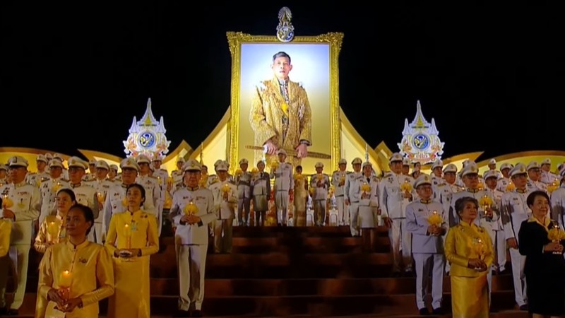 ประมวลภาพ นายกฯ นำพสกนิกรจุดเทียนถวายพระพร พระบาทสมเด็จพระเจ้าอยู่หัว