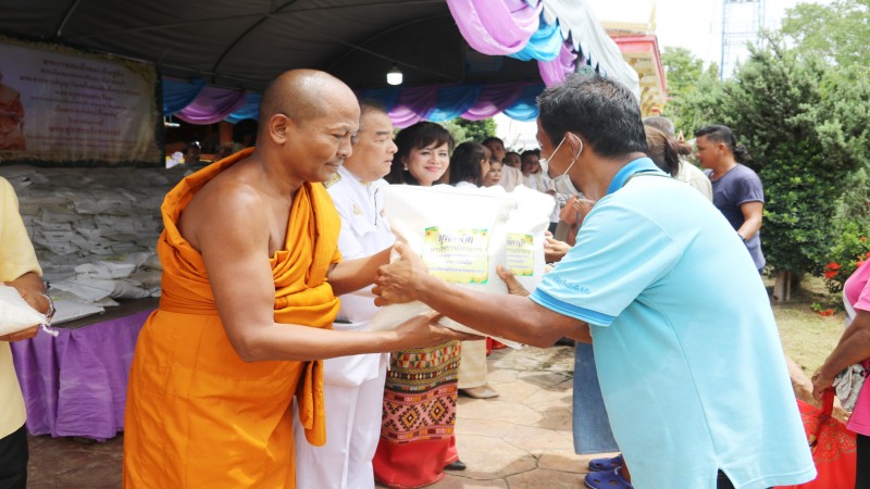 แจกข้าวสาร 5 ตันงานฉลองพัดยศพระสุพรรณวัชราจารย์