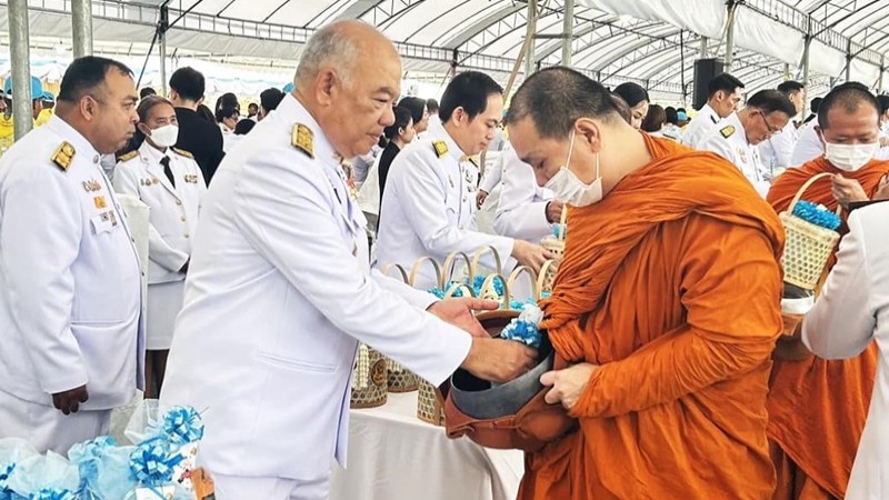 ประธาน ปปง.ร่วมพิธีเจริญพระพุทธมนต์ และทำบุญตักบาตรถวายพระราชกุศล "พระพันปีหลวง"