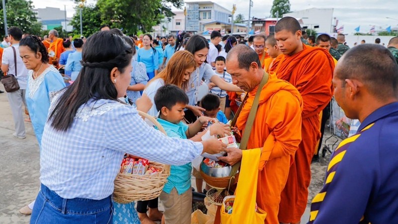 พสกนิกรทั่วประเทศ ร่วมทำบุญตักบาตรถวายพระราชกุศล วันเฉลิมพระชนมพรรษา "สมเด็จพระพันปีหลวง"