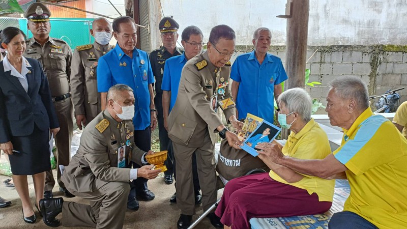 ในหลวง โปรดเกล้าฯ ให้องคมนตรี เชิญสิ่งของพระราชทานมอบผู้ประสบอุทกภัย จ.แพร่