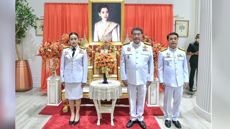 นายกฯ ทูลเกล้าฯ ถวายแจกันดอกไม้ และลงนามถวายพระพร กรมพระศรีสวางควัฒนฯ