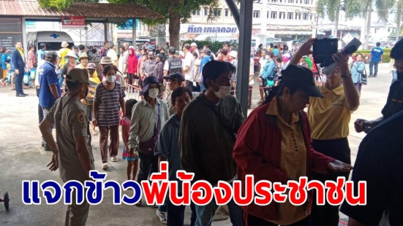 2 ตระกูลใหญ่ตำบลท่าเรือ นำทีมจัดกิจกรรมแจกทานข้าวแก่พี่น้องประชาชน