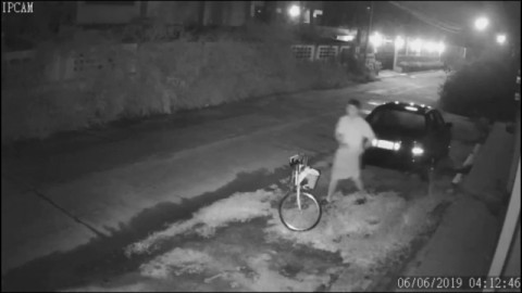 "หนุ่มใหญ่" แค้นใจ!! รถเก๋งถูกงัดโดนขโมยทรัพย์สิน ตรวจสอบกล้องวงจรปิด ที่แท้โจรรถจักรยาน วอนมอบตัว