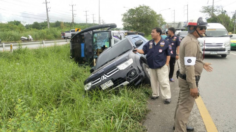 ฟ้าฝนเป็นพิษ! "รถพ่วง" บรรทุกไม้ยางพาราตัดหน้ารถทัวร์นำเที่ยวหักหลบ พุ่งชนท้ายรถยนต์ เสียหลักพุ่งตกร่องกลางถนน