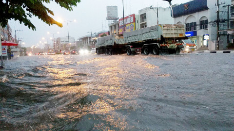 ฝนกระหน่ำ!! สุพรรณบุรี นานกว่า 2 ชม. น้ำท่วมถนนฉับพลัน-ไฟฟ้าดับ เกิดอุบัติเหตุหลายพื้นที่