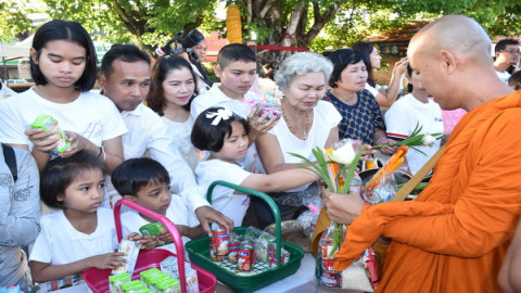 "ชาวพุทธเมืองคอน" พร้อมใจนุ่งชุดขาวทำบุญตักบาตร วันอาสาฬหบูชา