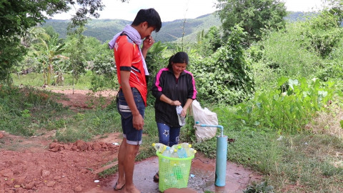 "ชาวเลย" แห่ขนน้ำจากภูเบี้ย มาดื่มกินทั้งหมู่บ้าน สดชื่นยิ่งกว่าน้ำขวดที่ขายตามท้องตลาด