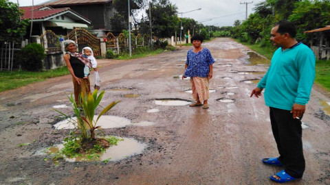 ชาวบ้านสุดทน ! ถนนในหมู่บ้านเป็นหลุมเป็นบ่อมานานหลายปี ปลูกต้นกล้วยประชดชีวิตความลำบาก