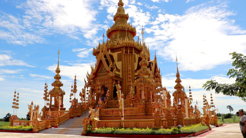 วิจิตรอลังการ ! "เมรุวัดดัง" สวยที่สุดในไทย สร้างด้วยงบศรัทธากว่า 14 ล้าน ฝีมือพระนักพัฒนาออกแบบเอง