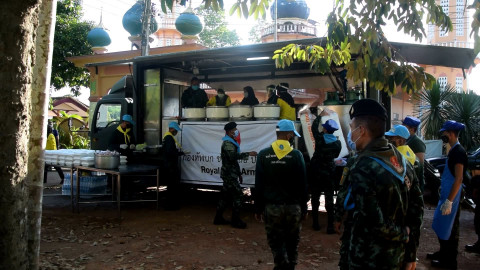 ทหารนำ"รถครัวสนาม"ปรุงให้ชาวบ้านกินในช่วง"รอมฏอน"หลังได้ผลกระทบจากโควิด-19