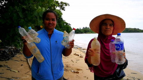 ชาวบ้านพลิกวิกฤต "เก็บขยะพลาสติก" ขาย หลังถูกคลื่นซัดเกลื่อนชายหาดบ้านเกาะกวาง