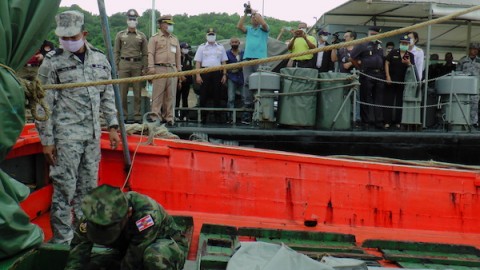 ทหารเรือเกาะสมุย จับเรือประมงดัดเเปลงลักลอบขน "น้ำมันเถื่อน" กว่า 1 แสนลิตร