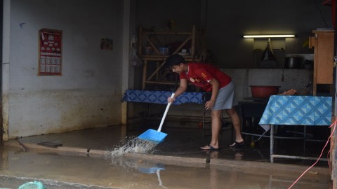 น้ำท่วม จ.นราธิวาส เริ่มคลี่คลาย ชาวบ้านลงมือเก็บกวาดทำความสะอาดบ้าน