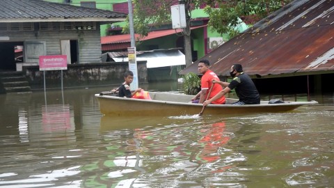 น้ำท่วมโก-ลก ยังวิกฤติ!! ชาวบ้านกว่า 200 คน ยังใช้ชีวิตที่ศูนย์อพยพ