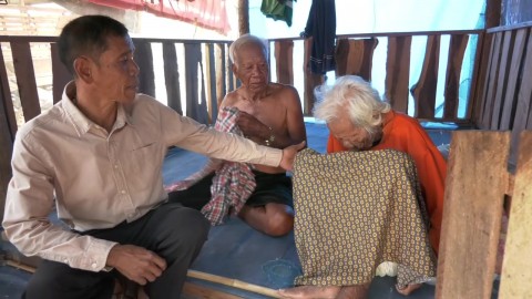 "น้องชายวัย 84 ปี" ดูแลพี่สาวตาบอด 2 ข้าง ตามลำพัง เพื่อนบ้านช่วยสร้างที่พักพิงกันยุง วอนผู้ใจบุญช่วยเหลือ