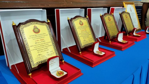 ผู้สูงอายุชาวจังหวัดกาญจนบุรี 5 ราย รับมอบโล่ผู้สูงอายุเกิน 100 ปี