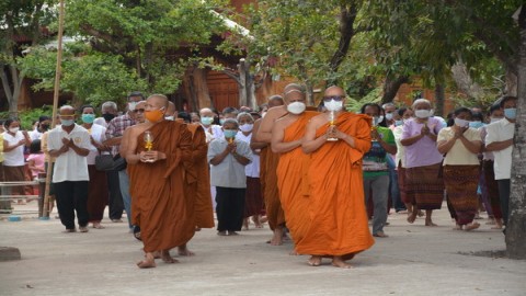 ชาวพุทธชายแดนไทย–กัมพูชา อุ้มลูกจูงหลานไปเวียนเทียนทำบุญตักบาตรก่อเจดีย์ข้าวเปลือก ที่วัดไพรพัฒนา