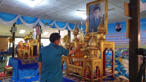 ผู้ว่าฯประจวบ เป็นประธานทอดผ้าป่าข้าวสาร โครงการขอคนรวยช่วยคนเดือดร้อน