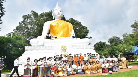 "ชาวอำเภอทองผาภูมิ" เปลี่ยนผ้าสไบองค์พระภปร.พระคู่บ้านคู่เมืองของชาวทองผาภูมิ