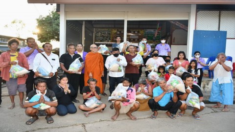 ศรีสะเกษ มูลนิธิหลวงปู่สรวงวัดไพรพัฒนาทำความดีเพื่อถวายเป็นพระราชกุศลแด่ ร.9 มอบถุงยังชีพช่วยเหลือชาวบ้านที่ถูกน้ำท่วม