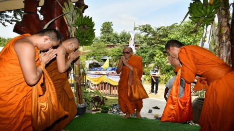 ศรีสะเกษ หนาววันแรก หลวงพ่อห่วงใยพระสงฆ์ ชาวบ้าน นำเอาผ้าห่มกันหนาวไปมอบให้สู้ภัยหนาว