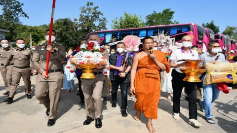 ผบช.ภ 3 ทอดกฐินวัดหนองแวงสร้างศาลาพักใจ ชาวพุทธแห่ร่วมสมทบกองกฐินได้เงินถวายวัดกว่า 5 ล้านบาทเศษ