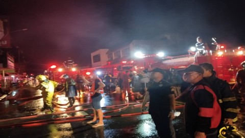 ไฟไหม้ "ร้านถ่ายรูป" กลางเมืองกันทรลักษ์ วอด 2 คูหา คาดสาเหตุเกิดจากไฟฟ้าลัดวงจร  โชคดีไม่มีใครได้รับบาดเจ็บและเสียชีวิต