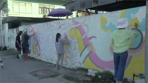 "ศิลปินอิสระ" เนรมิตกำแพงเก่า เป็นงานศิลปะสตรีทอาร์ท