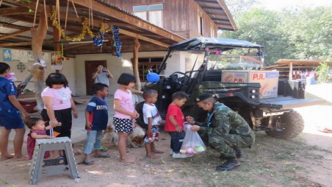 ทหาร ฉก.3 นำขนมไปมอบให้เด็กพื้นที่ห่างไกลตามแนวชายแดนไทย-กัมพูชา