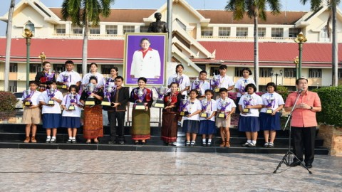 อัญเชิญถ้วยพระราชทานสมเด็จพระกนิษฐาธิราชเจ้าฯ จากการแข่งขันสารานุกรมไทย ระดับประเทศ 4 รางวัล