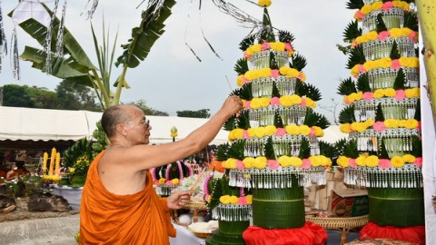 หลวงพ่อพุฒนำศิษย์ประกอบพิธีไหว้ครูบูชาคุณหลวงปู่สรวงเทวดาเดินดิน ขณะที่คู่รักแห่กราบไหว้ขอพรหลวงปู่สรวงขอให้รักมั่นนิรันดร