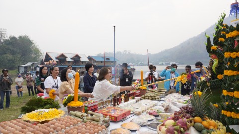 ชมรมชาวเรือชาวแพ ร่วมสืบสานประเพณีทำบุญแม่น้ำเขื่อนศรีนครินทร์ ประจำปี 2566