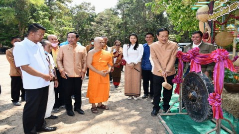 รองผู้ว่าฯ ศรีสะเกษนำนายก อบต.ลั่นฆ้องเปิดร้านค้าชุมชนสินค้า OTOP 3 ตำบล