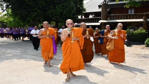 หลวงพ่อพุฒนำชาวพุทธนับพันก่อเจดีย์ข้าวเปลือกถวายเป็นพุทธบูชาในวันมาฆบูชา