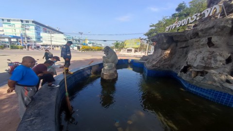 เทศบาลเมืองประจวบฯ ล้างบ่อเติมน้ำใหม่ที่น้ำตกลิงกระโจนหน้าเขาช่องกระจก ลดผลกระทบลิงแสม 2000 ตัวจ่อขาดน้ำกินช่วงฤดูแล้ง