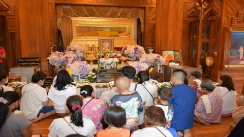 นทท.แห่ลอดใต้โลงศพหลวงปู่สรวง วัดไพรพัฒนา ขอพรหลังหยุดยาวช่วงสงกรานต์