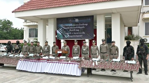 ตำรวจภูธรจังหวัดอุตรดิตถ์ ตรวจยึดและทำลายอาวุธปืนเถื่อนนับร้อยกระบอก