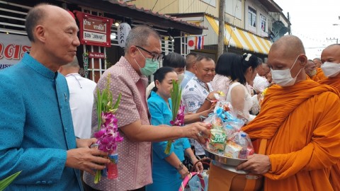 วธ.ประจวบชวนแต่งผ้าไทยใส่บาตรเช้าถนนวัฒนธรรม ส่งเสริมชุมชนคุณธรรมนำวิถี 1 ใน 20 ของประเทศ