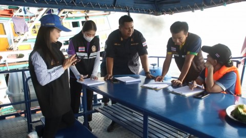 ชุมพร ตรวจสภาพการจ้างงานในเรือประมง เพื่อป้องกันการค้ามนุษย์ และแรงงานผิดกฎหมาย